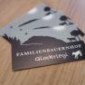Postkarten mit dem Logo des Familienbauernhofs Glockriegl auf einem Holztisch.