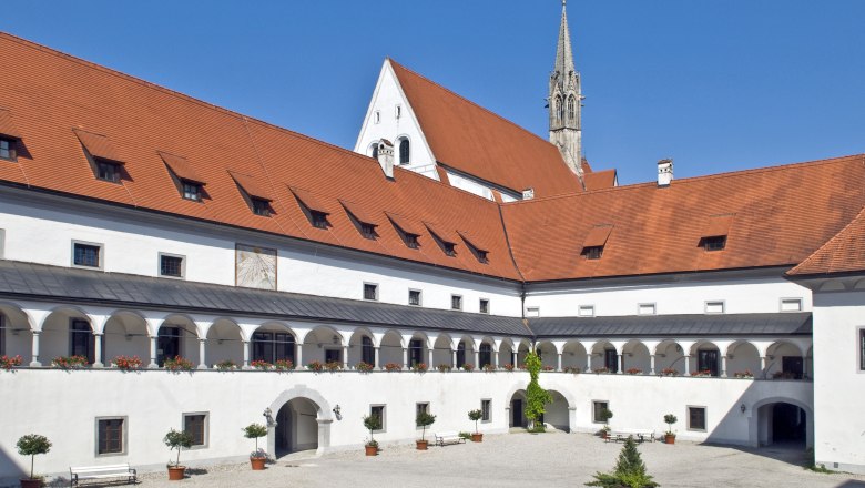 Hotel Kartause Gaming, © zVg Innenhof der Kartause Gaming mit Arkaden und rotem Ziegeldach.