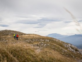 Hikers enjoy the fresh mountain air and the breathtaking views of the rolling hills and rugged peaks. Surrounded by a picturesque landscape where the golden grass sways gently in the wind, nature invites you to enjoy unforgettable experiences.