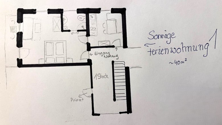 Skizze eines Grundrisses einer Ferienwohnung mit Beschriftungen wie "Eingang Wohnung" und "Privat". Die Wohnung ist etwa 40 Quadratmeter gro&szlig;.