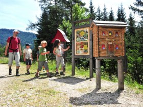 Show beehive on the Moorweg, &copy; Mostviertel