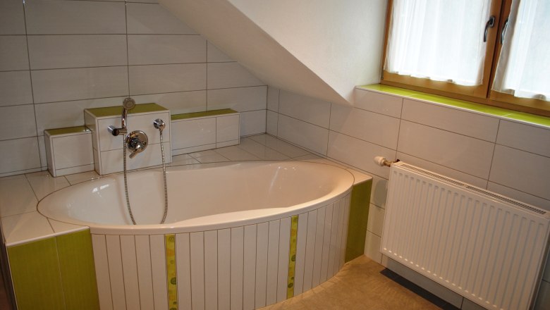 Badezimmer - sogar mit Badewanne, &copy; Patrick Leitner