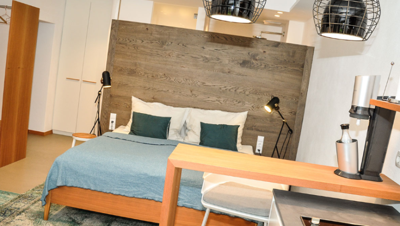 The studio is ideal for two people and invites you to linger in comfort.
You can enjoy breakfast on the terrace with a view of the lake or an aperitif in the evening.
In the small kitchenette, you can quickly prepare a salad for a picnic by the lake.
Under the rain shower in the open-plan bathroom, you can leave everyday life behind you., &copy; Sophie Kirchner