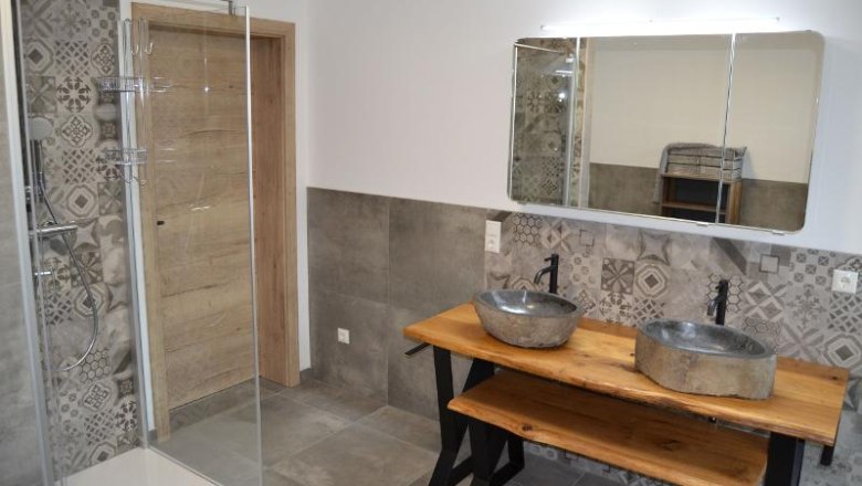 large bathroom upstairs, © Martin Bachner_Happy Nest