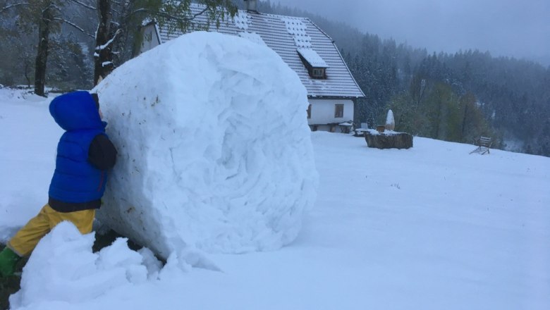 Schneemassen laden zum Spielen ein, &copy; Johannes Hoyos