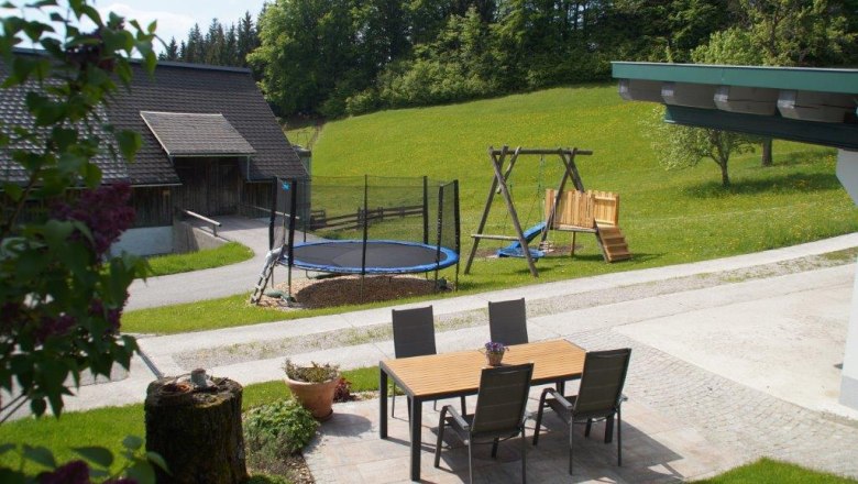 Yard, &copy; Melanie Roseneder