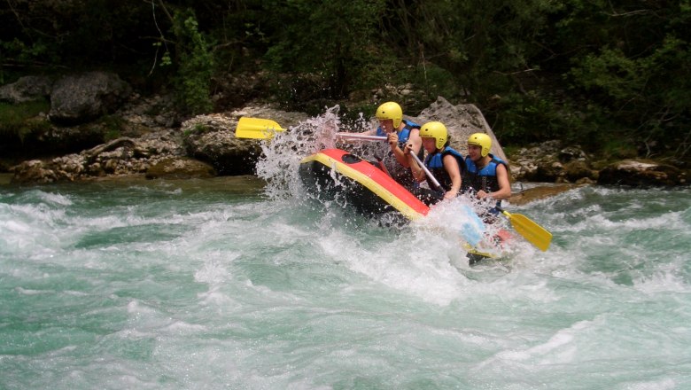 Saggraben, © Saggraben Gruppe von Menschen beim Rafting auf einem wilden Fluss.