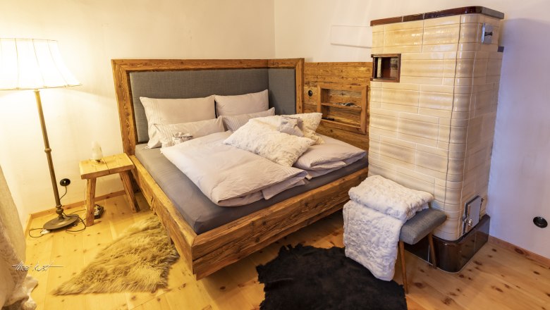 Schlafzimmer mit Kachelofen, © Theo Kust