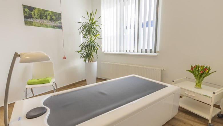 Gentle pressure massage on the hydrojet, © Emotion Therapiezentrum GmbH