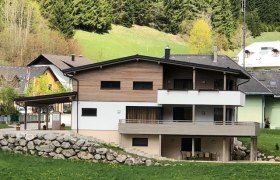 HouseRoyal, &copy; Matyas Boglarka