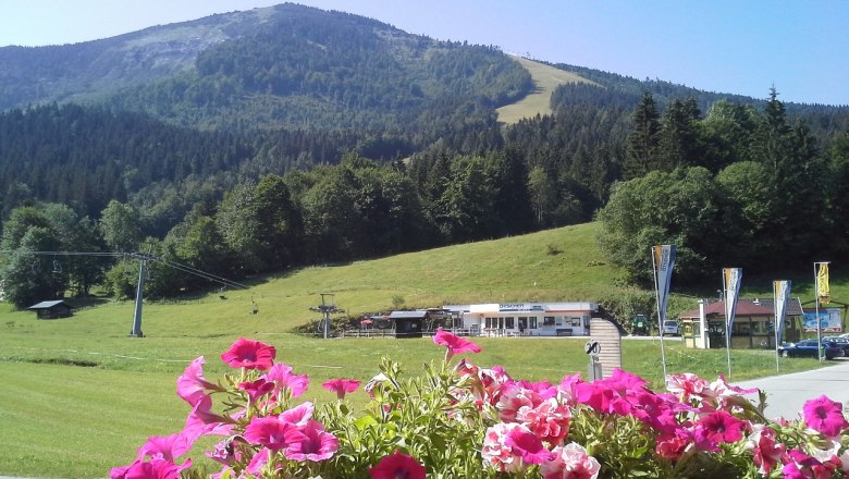 The balcony offers a great view of the Kleiner Ötscher. Valley station Großer Ötscher and Kinderland right next to the house, © Franz Heher