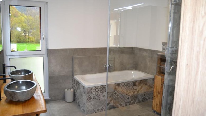 large bathroom upstairs, © Martin Bachner_Happy Nest