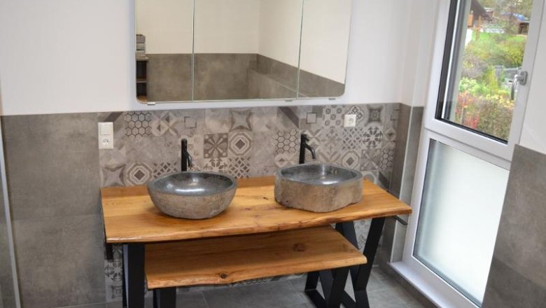 large bathroom upstairs, © Martin Bachner_Happy Nest