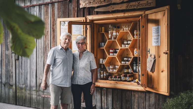 Honey window with the Fischer family, &copy; Gerald Demolsky