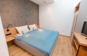 Bedroom in the house by the lake, &copy; schwarz-koenig.at