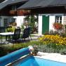 Ferienhaus mit Garten, Pool und Blumen.