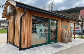 hannah village store exterior view, © Julia Stix