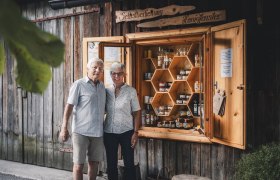 Honey window with the Fischer family, &copy; Gerald Demolsky