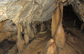 Stalagmiten und Stalaktiten in einer H&ouml;hle.
