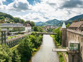 Surrounded by lush greenery and rolling hills, Schloss Rothschild and the "Schloss an der Eisenstra&szlig;e" hotel exude majestic tranquillity. The river meanders picturesquely through the landscape and invites you to take relaxing walks. Here, history and nature combine to create an unforgettable experience.