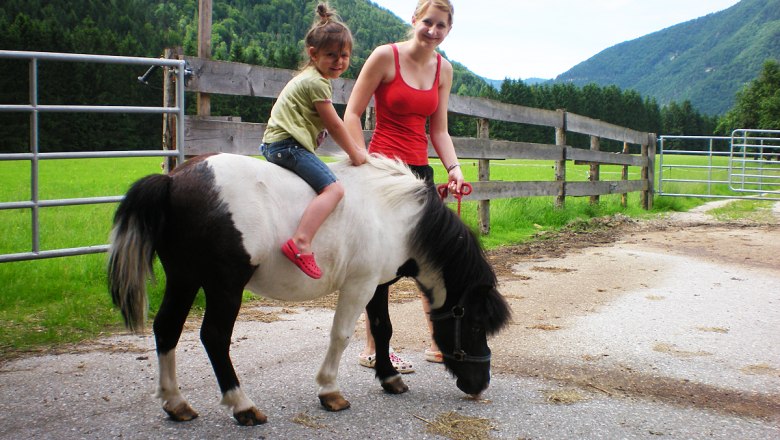 A ride on the pony, © zVg